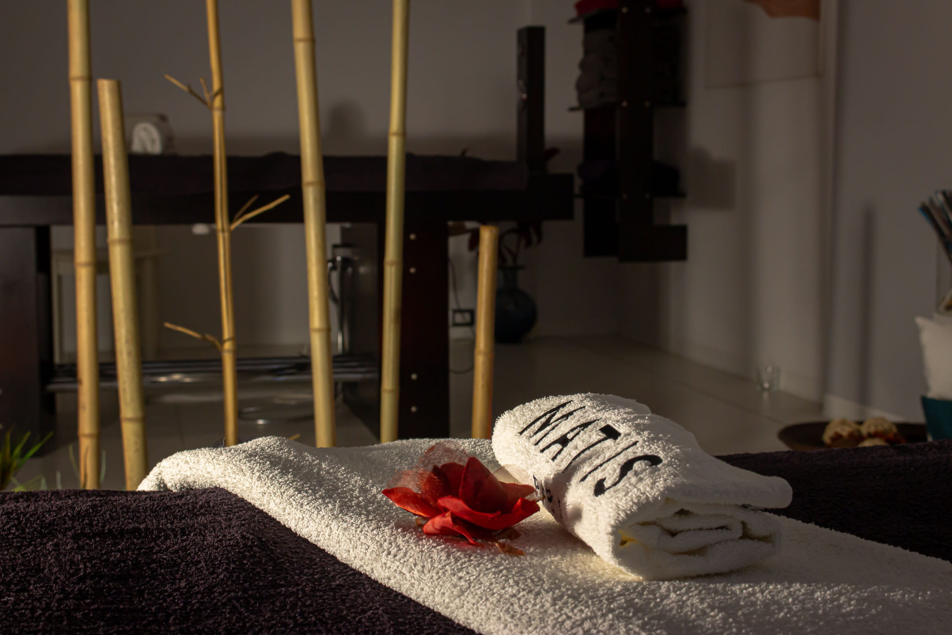 Cabina massaggi con dettagli Matis nel centro Visage